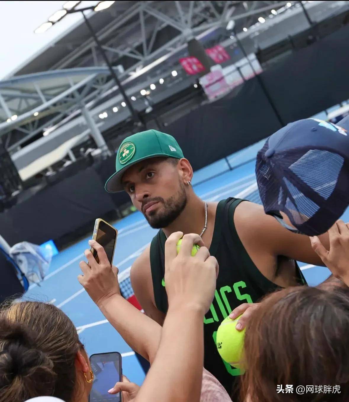 澳大利亚网球队完胜世界网球队，克耶高斯统治全场