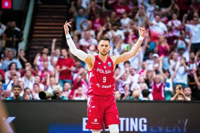 波兰男篮险胜法国男篮，巴图姆三分雨点燃全场