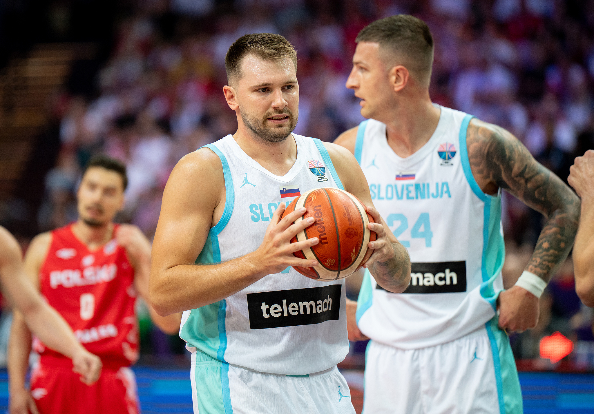 波兰男篮险胜法国男篮，巴图姆三分雨点燃全场