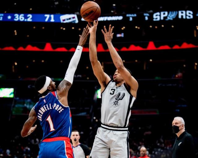 新疆队轻取马刺，克莱状态火热