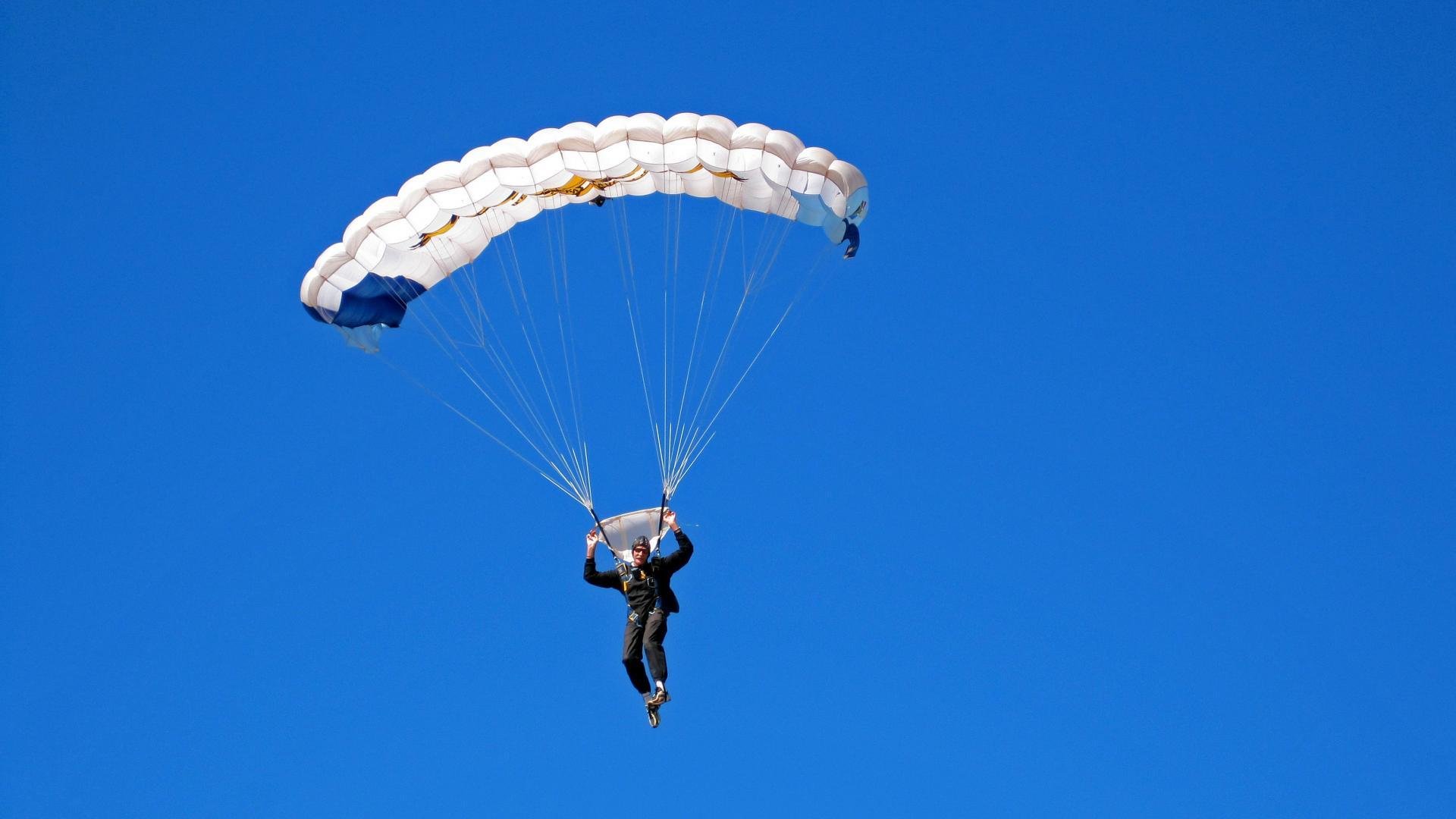 赛道暗夜的火与冰，迈凯伦的精密屠戮与周冠宇的野性炬火