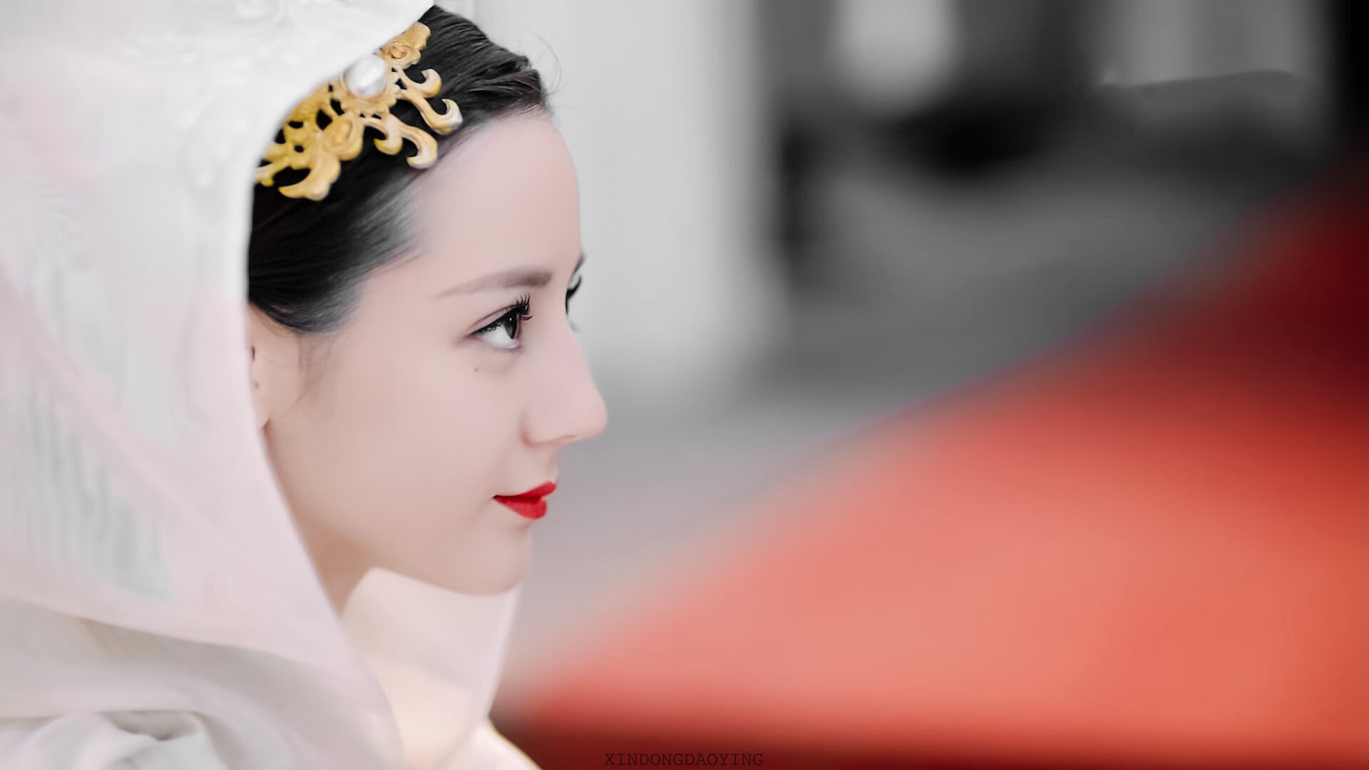 平行时空的较量,F1引擎轰鸣时,奥斯梅恩在绿茵场点亮了什么?